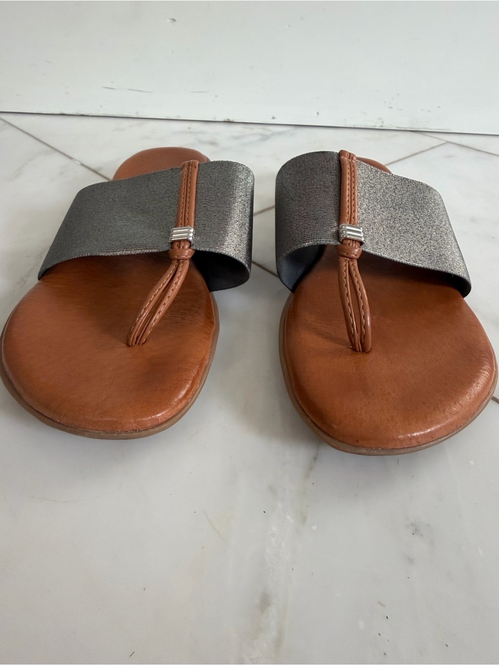 Andre Assous Women’s Size 7 metallic pewter and tan leather flip flop sandals - Picture 2 of 6